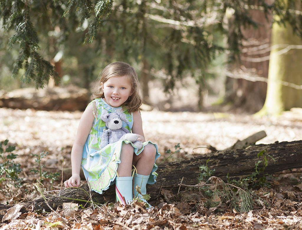 children's-photoshoot-Styal-woods-girl-with-teddy-bear